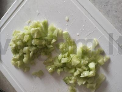 Salotos su morkomis, agurkais, pupelėmis ir sūriu kasytė Žingsnis 3