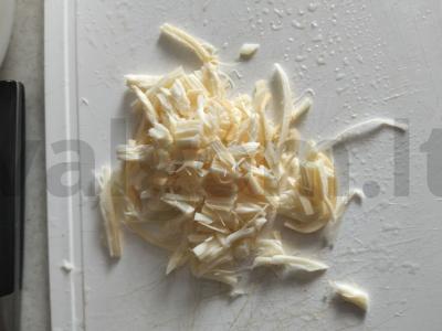 Salotos su morkomis, agurkais, pupelėmis ir sūriu kasytė Žingsnis 4