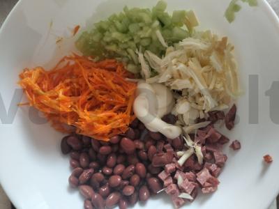 Salotos su morkomis, agurkais, pupelėmis ir sūriu kasytė Žingsnis 5