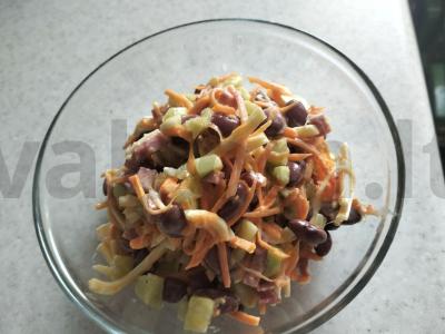 Salotos su morkomis, agurkais, pupelėmis ir sūriu kasytė pagrindine nuotrauka