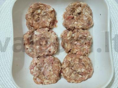 Mėsos lizdai iš faršo su grybais po sūriu Žingsnis 4