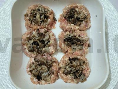 Mėsos lizdai iš faršo su grybais po sūriu Žingsnis 5