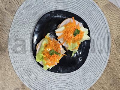 Aštrus užkandis su korėjietiška morkų salotomis pagrindine nuotrauka