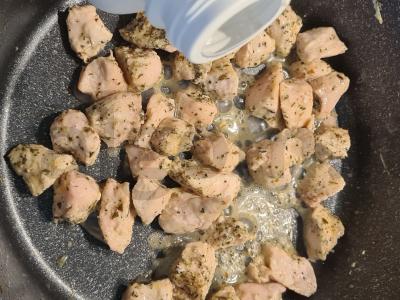 Vištienos filė su česnaku ir žolelėmis grietinėlės padaže Žingsnis 4