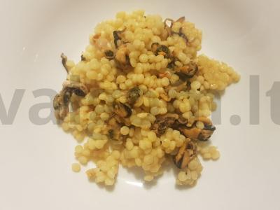 Pasta pttim su midijomis ir džiovintu česnaku pagrindine nuotrauka