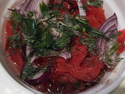 Marinuotų pomidorų salotas pagrindine nuotrauka