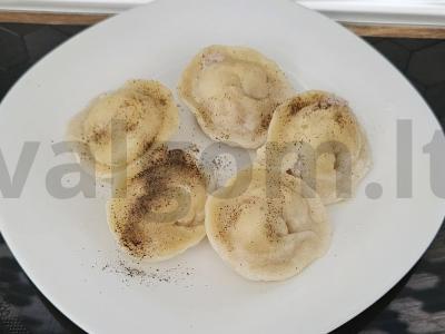 Koldūnai su jautiena ir vištiena pagrindine nuotrauka