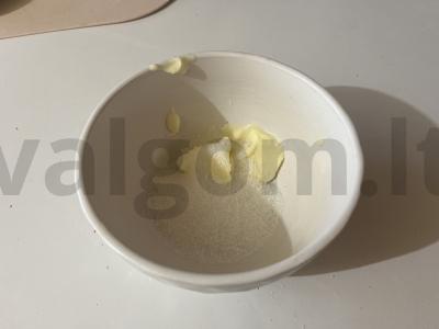 Bananų blyneliai su raugintu pienu Žingsnis 1