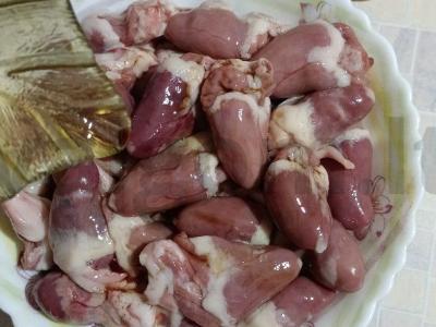 Vištienos širdelės pomidorų padaže Žingsnis 1