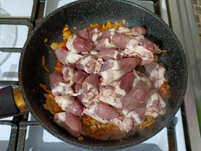 Vištienos širdelės pomidorų padaže Žingsnis 8