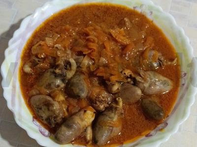 Vištienos širdelės pomidorų padaže pagrindine nuotrauka