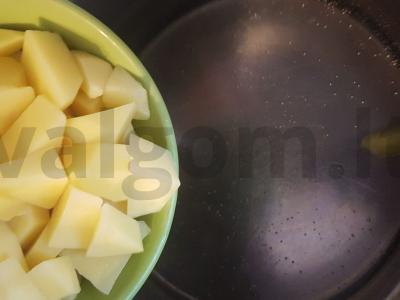 Skani silkės sriuba su orzo makaronais Žingsnis 1