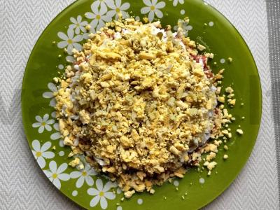 Švelnus salotas su sardinomis pomidorų padaže pagrindine nuotrauka