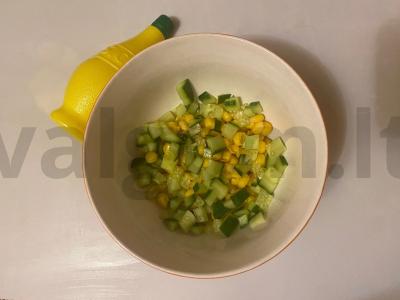 Salotas „Faradėja“ su vištiena, kukurūzais ir šviežiu agurku Žingsnis 3