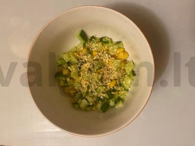 Salotas „Faradėja“ su vištiena, kukurūzais ir šviežiu agurku Žingsnis 4