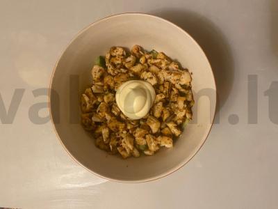 Salotas „Faradėja“ su vištiena, kukurūzais ir šviežiu agurku Žingsnis 6