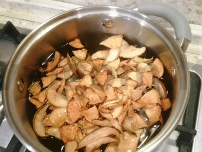 Džiovintų vaisių ir šviežių obuolių kompotas Žingsnis 2