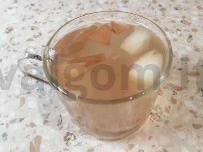 Džiovintų vaisių ir šviežių obuolių kompotas pagrindine nuotrauka