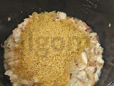 Bulguro plovas su namine vištiena lėtoje viryklėje Žingsnis 2