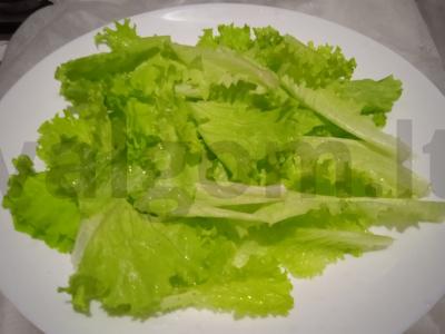 Salotos su krabais, pomidorais, feta sūriu ir vynuogių aliejaus bei grūdėtos garstyčių padažu Žingsnis 1