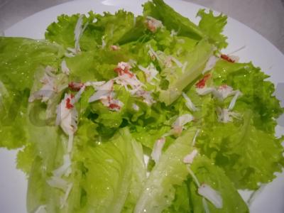 Salotos su krabais, pomidorais, feta sūriu ir vynuogių aliejaus bei grūdėtos garstyčių padažu Žingsnis 3