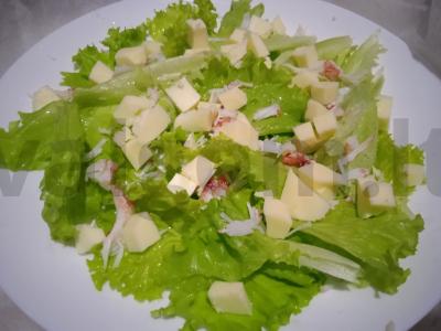 Salotos su krabais, pomidorais, feta sūriu ir vynuogių aliejaus bei grūdėtos garstyčių padažu Žingsnis 4