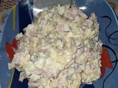 Švelnus olivjė salotas su dešra pagrindine nuotrauka