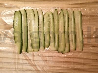 Agurkų ritinys be ryžių Žingsnis 2