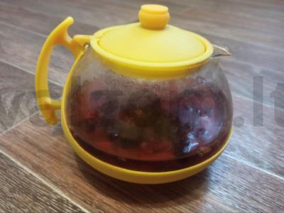 Arbatos gėrimas su spanguolėmis ir imbieru pagrindine nuotrauka