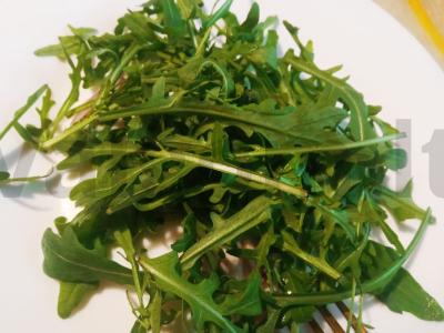 Žalias salotas iš rukolos, kaparėlių, krevečių su kiaušiniu ir korėjietiška morkų salotomis Žingsnis 1