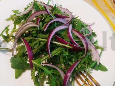 Žalias salotas iš rukolos, kaparėlių, krevečių su kiaušiniu ir korėjietiška morkų salotomis Žingsnis 2