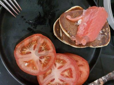 Pankūkos su pomidorais ir žuvimi pusryčiams pagrindine nuotrauka