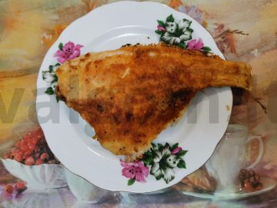 Kepta plekšnė su prieskoniais pagrindine nuotrauka