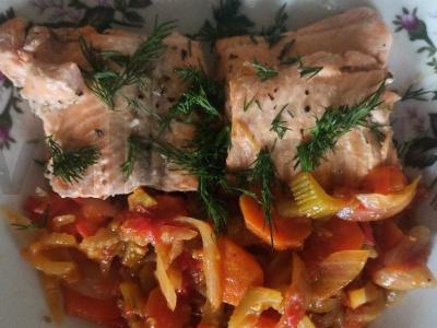 Garinta upėtakis su daržovėmis lėtoje viryklėje pagrindine nuotrauka