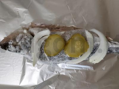 Keptas ešerys su marinuotais agurkais ir svogūnais grietinės marinate Žingsnis 6