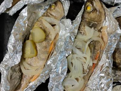 Keptas ešerys su marinuotais agurkais ir svogūnais grietinės marinate Žingsnis 7