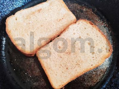 Šiltas sumuštinis su bekonu ir kiaušiniu Žingsnis 3