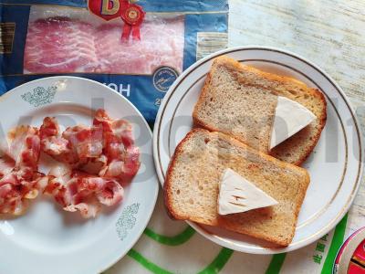 Šiltas sumuštinis su bekonu ir kiaušiniu Žingsnis 4