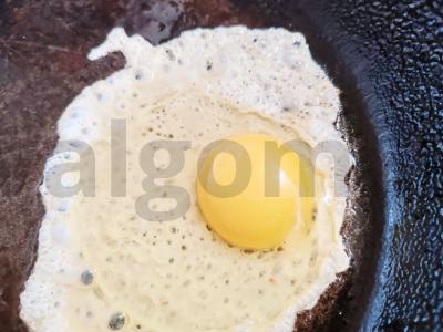 Šiltas sumuštinis su bekonu ir kiaušiniu Žingsnis 5