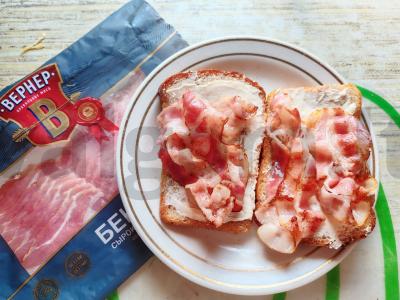 Šiltas sumuštinis su bekonu ir kiaušiniu Žingsnis 6