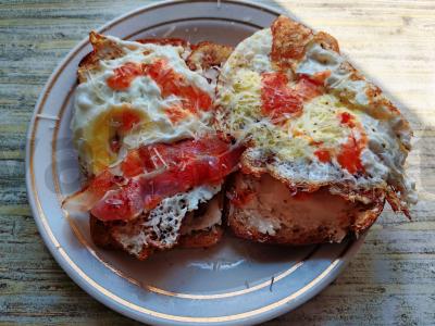 Šiltas sumuštinis su bekonu ir kiaušiniu pagrindine nuotrauka