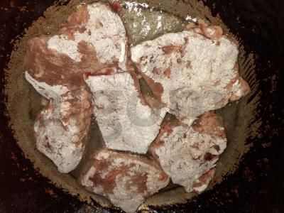 Jautienos kepenys su svogūnais keptuvėje Žingsnis 5