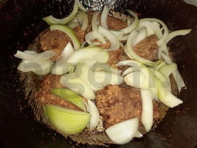 Jautienos kepenys su svogūnais keptuvėje Žingsnis 6