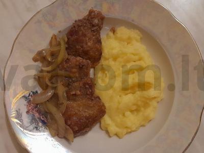 Jautienos kepenys su svogūnais keptuvėje pagrindine nuotrauka