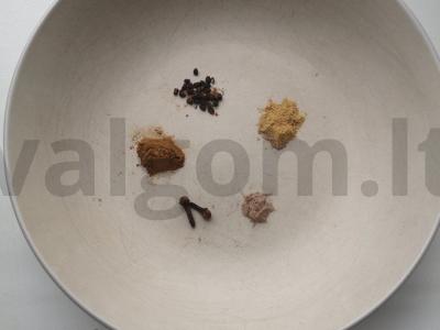 Chai masala su prieskoniais Žingsnis 1