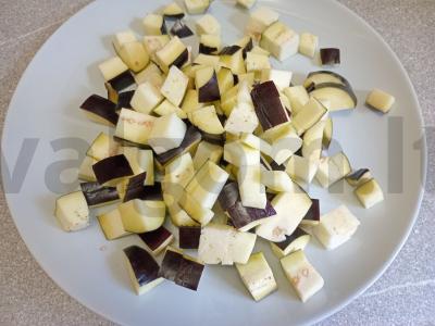 Salotas su traškiais baklažanais, pomidoru, graikiniais riešutais ir kalendra Žingsnis 1