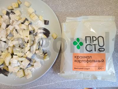 Salotas su traškiais baklažanais, pomidoru, graikiniais riešutais ir kalendra Žingsnis 2