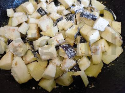 Salotas su traškiais baklažanais, pomidoru, graikiniais riešutais ir kalendra Žingsnis 3