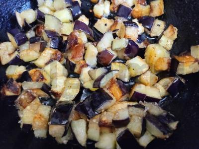 Salotas su traškiais baklažanais, pomidoru, graikiniais riešutais ir kalendra Žingsnis 4