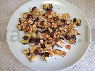 Salotas su traškiais baklažanais, pomidoru, graikiniais riešutais ir kalendra Žingsnis 6